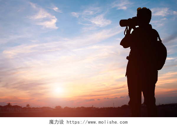 日落时分摄影师拍摄的剪影摄影师拍摄的夕阳的天空